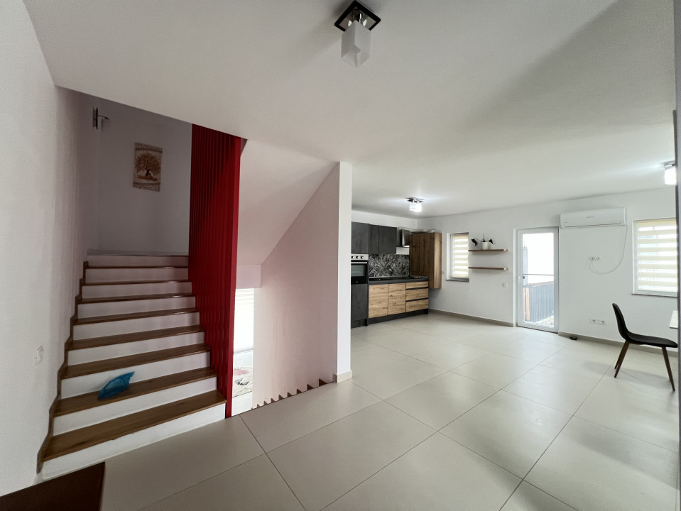 Vila cu 4 camere , 120 mp, curte 150 mp, 2 parcari , terasa 40 mp , Borhanci 