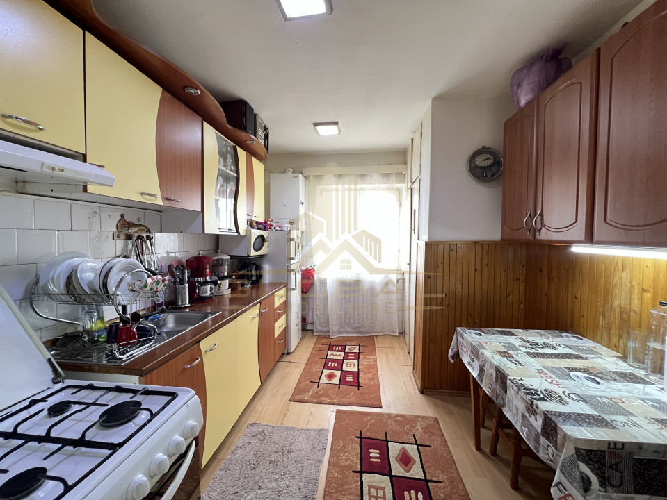 3 camere ,decomandat, 65 mp, 2 bai,  balcon, zona str.Rovine, Marasti