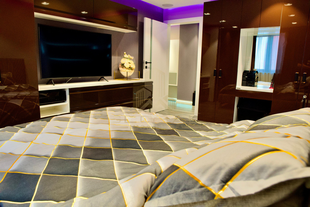 Penthouse, 3 camere , 80 mp.Lift, 2 Garaje, Terasa 30mp. Marasti