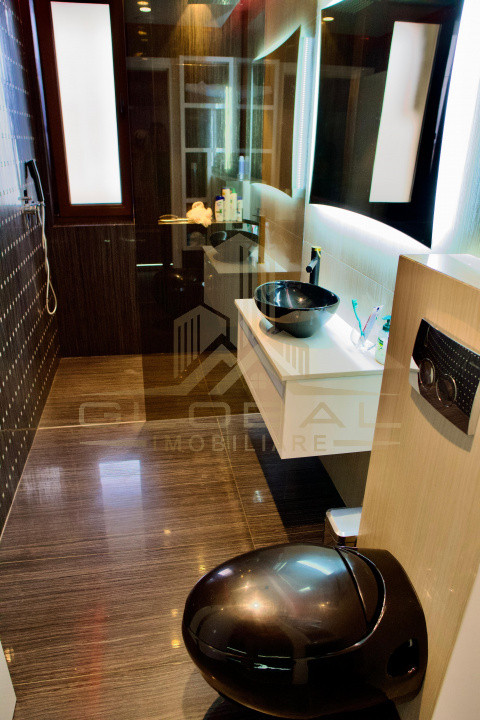 Penthouse, 3 camere , 80 mp.Lift, 2 Garaje, Terasa 30mp. Marasti