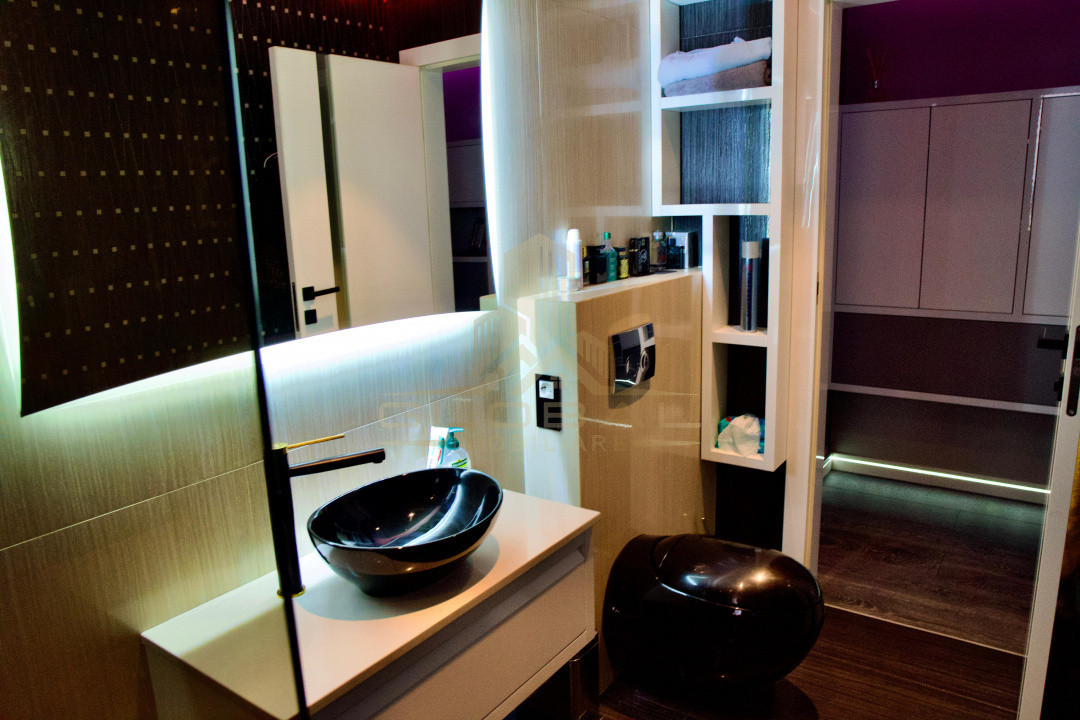 Penthouse, 3 camere , 80 mp.Lift, 2 Garaje, Terasa 30mp. Marasti