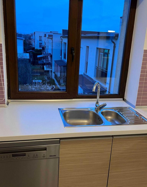 3 camere, semidecomandat, 80 mp, garaj, balcon, zona str. GV Bibescu, Europa