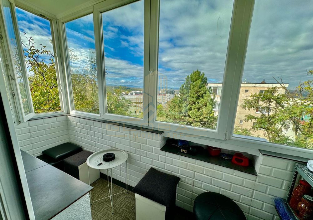 2 camere ,decomandat, 48 mp, balcon, zona str.Lunii, Zorilor