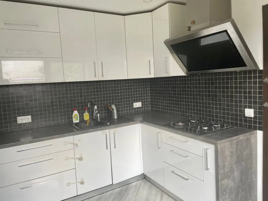 5 camere ,180 mp, curte, 3 nivele, zona str.Piata 1 Mai, Iris