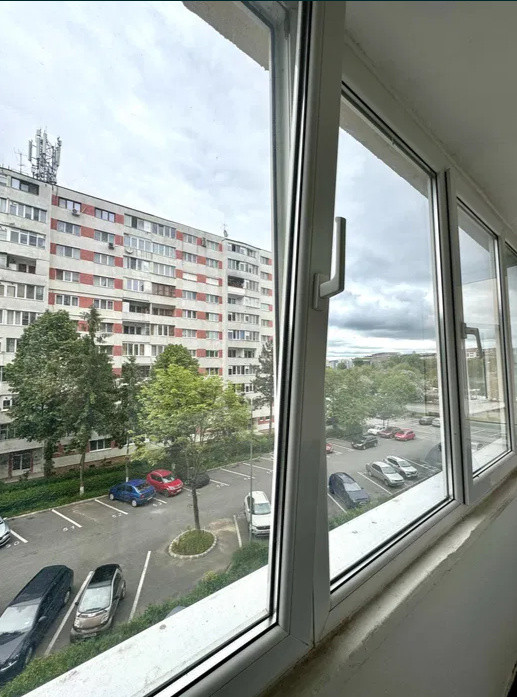 3 camere ,decomandat, 64 mp,  balcon, zona Grigorescu