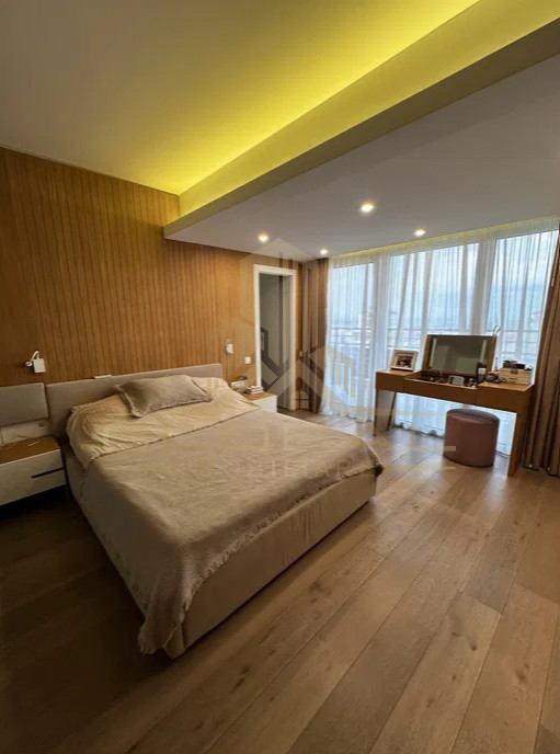 5 camere,  210 mp,  terasa 260 mp, 2 parcari, zona str. Buna Ziua, Buna-Ziua