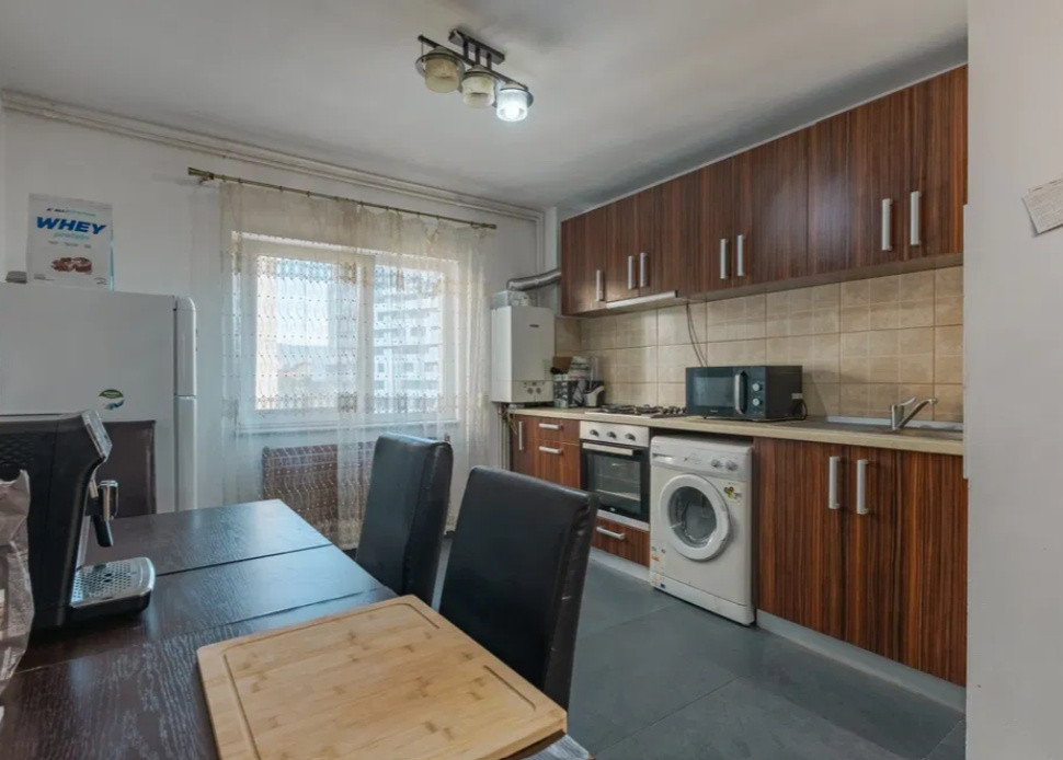 3 camere ,decomandat, 72 mp,  balcon, 2 bai, zona str.Calea Dorobatilor, 