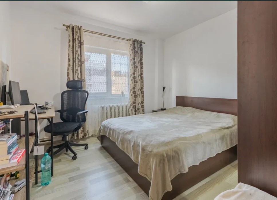 3 camere ,decomandat, 72 mp,  balcon, 2 bai, zona str.Calea Dorobatilor, 