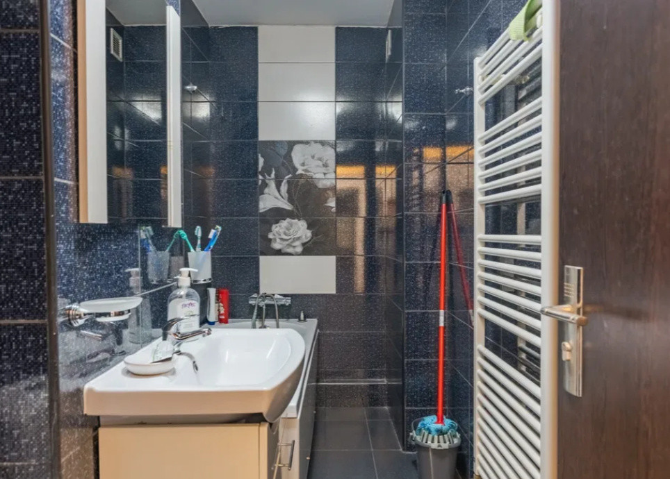 3 camere ,decomandat, 72 mp,  balcon, 2 bai, zona str.Calea Dorobatilor, 