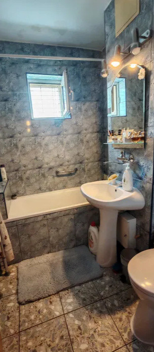 3 camere, decomandat, 72 mp,  2 balcoane, 2 bai, zona str.Aurel Vlaicu, Marasti