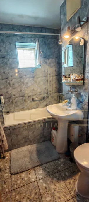 3 camere, decomandat, 72 mp,  2 balcoane, 2 bai, zona str.Aurel Vlaicu, Marasti