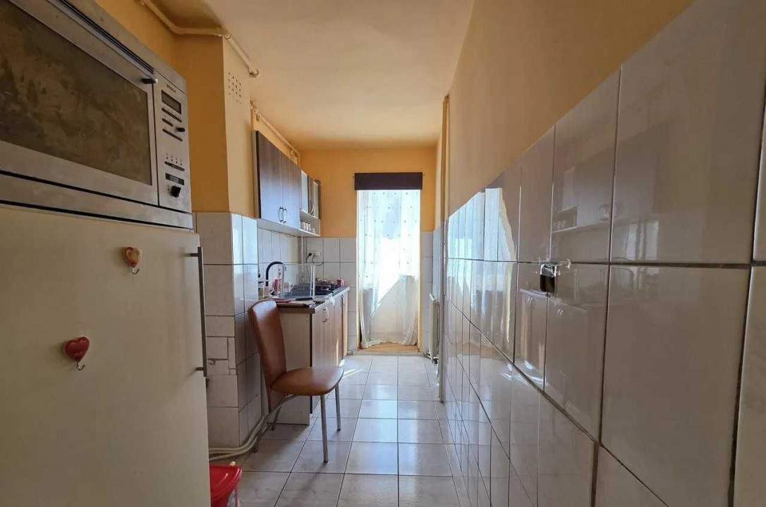 3 camere ,decomandat, 64 mp,, zona  Manastur