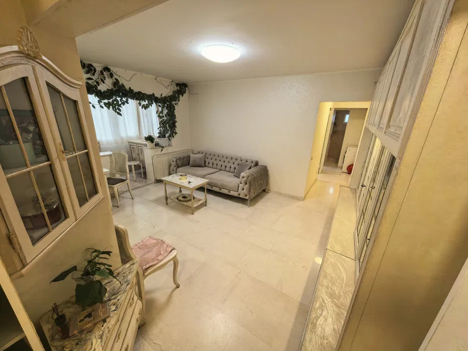 3 camere ,68 mp,  parcare, terasa, zona Plopilor