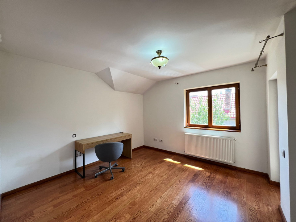 Vila cu  4 camere , 180 mp, curte, 5 parcari , terasa, Europa,, Eugen ionesco