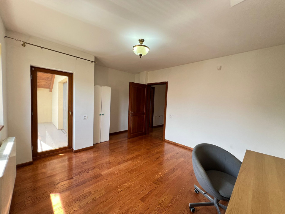 Vila cu  4 camere , 180 mp, curte, 5 parcari , terasa, Europa,, Eugen ionesco
