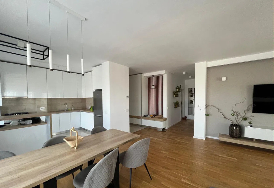 3 camere , LUX, 100 mp,  terasa 100 mp, parcare , zona str.Macesului, Buna-Ziua