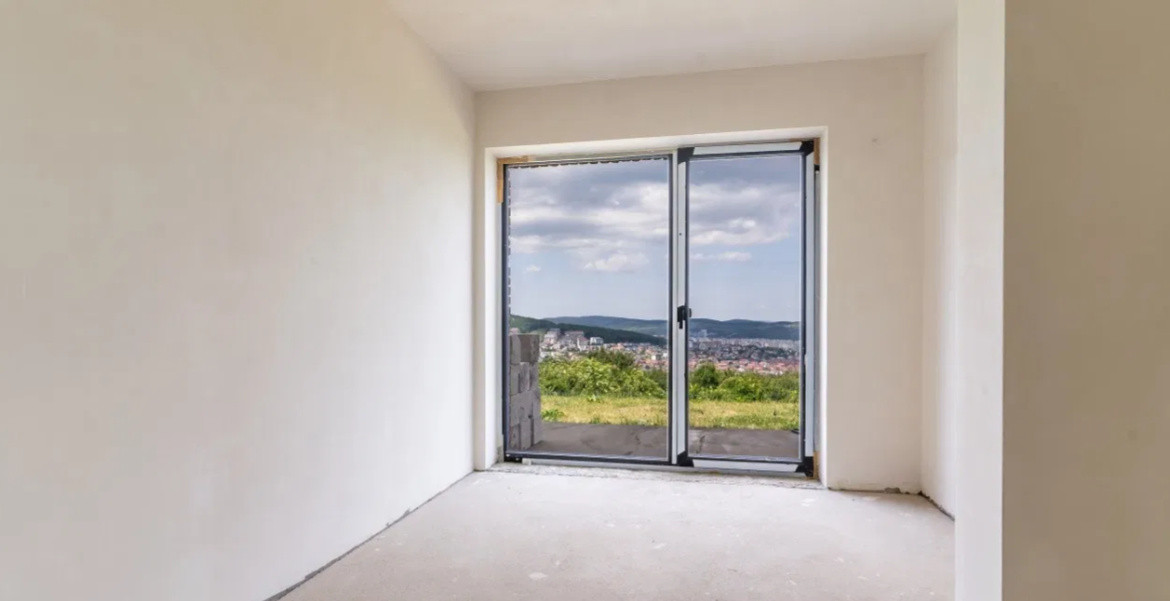 3 camere, semifinisat, 135 mp,  terasa, curte, parcare, zona Europa