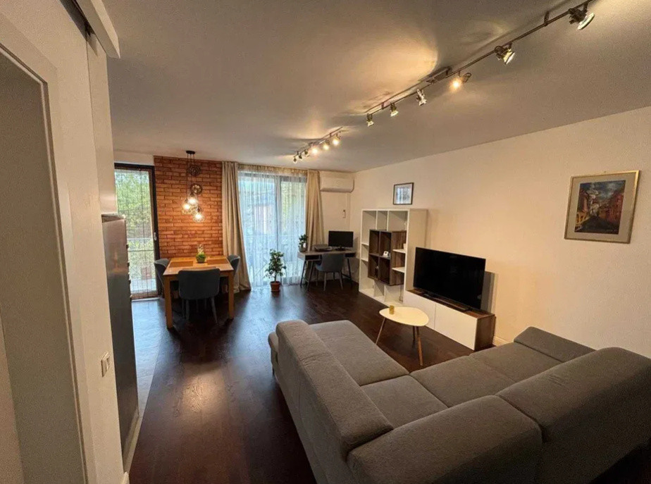 3 camere ,lux,  72 mp,  terasa, parcare, zona  Andrei Muresanu
