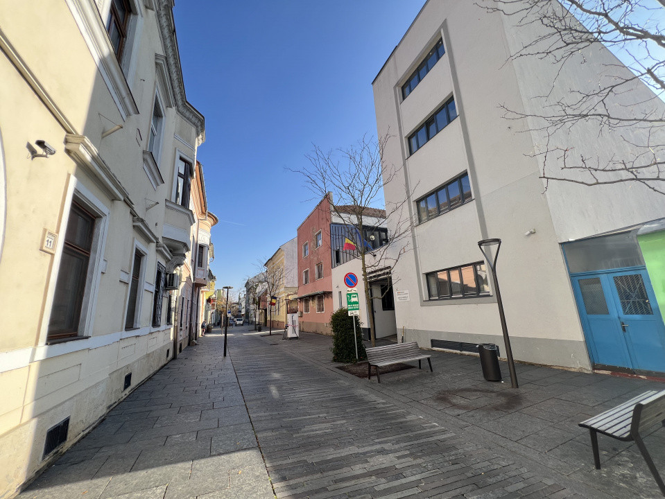 2 camere, Finisat, Curte str.Iuliu Maniu, Centru