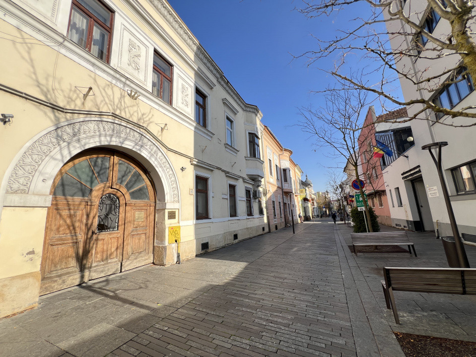 2 camere, Finisat, Curte str.Iuliu Maniu, Centru