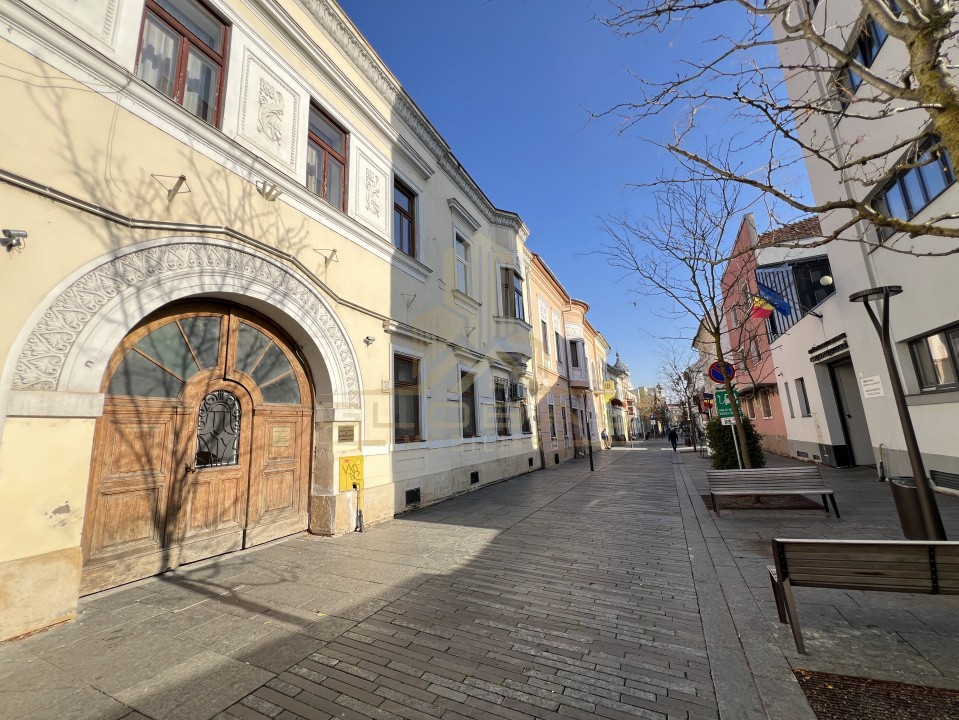 2 camere, Finisat, Curte str.Iuliu Maniu, Centru