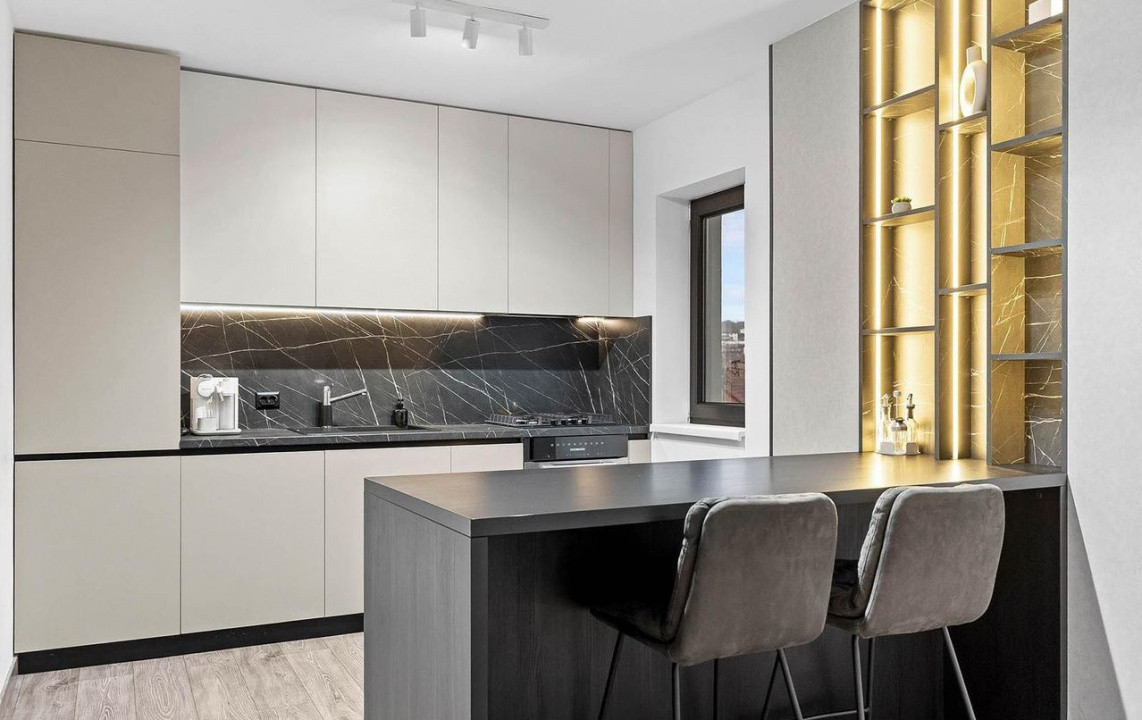 Vila cu 3 camere , 135 mp,  Lux, curte, 3 parcari , terasa , Iris 