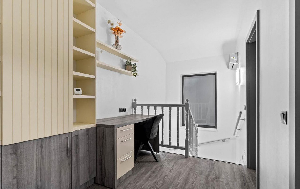 Vila cu 3 camere , 135 mp,  Lux, curte, 3 parcari , terasa , Iris 