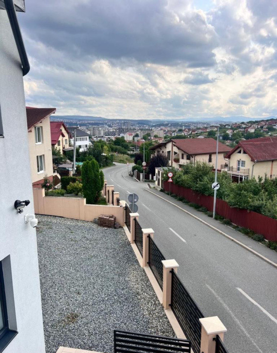 Vila cu 3 camere , 135 mp,  Lux, curte, 3 parcari , terasa , Iris 