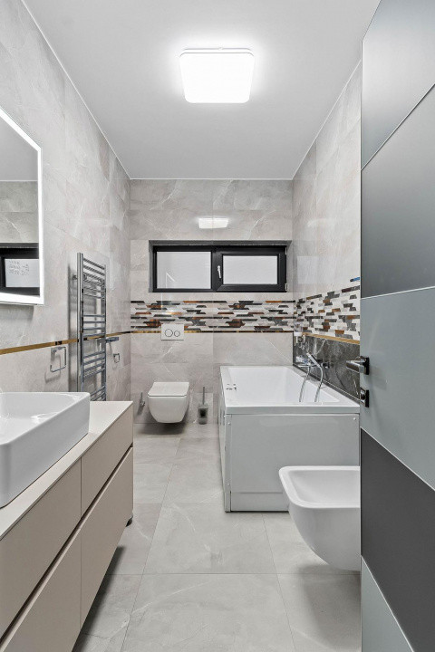 Vila cu 3 camere , 135 mp,  Lux, curte, 3 parcari , terasa , Iris 