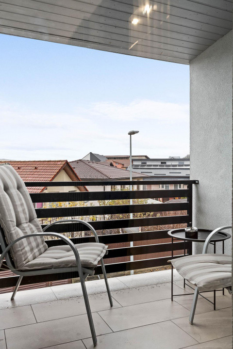 Vila cu 3 camere , 135 mp,  Lux, curte, 3 parcari , terasa , Iris 