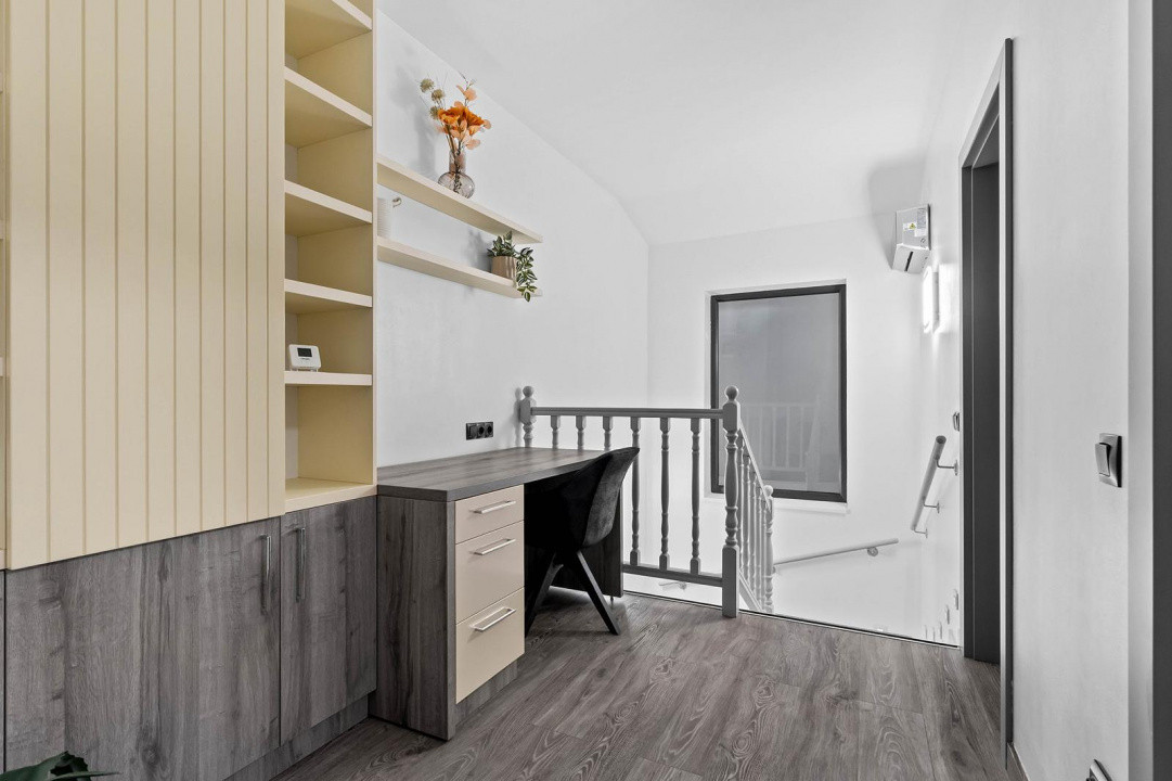 Vila cu 3 camere , 135 mp,  Lux, curte, 3 parcari , terasa , Iris 