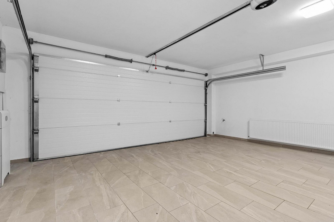 Vila cu 3 camere , 135 mp,  Lux, curte, 3 parcari , terasa , Iris 