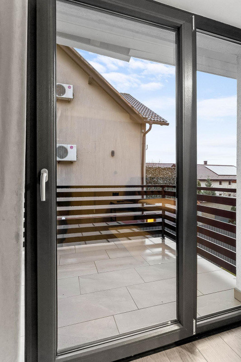 Vila cu 3 camere , 135 mp,  Lux, curte, 3 parcari , terasa , Iris 