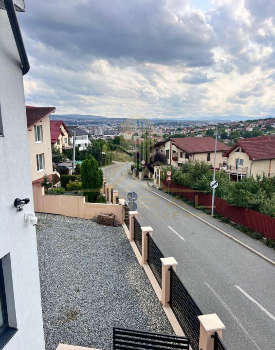 Vila cu 3 camere , 135 mp,  Lux, curte, 3 parcari , terasa , Iris 