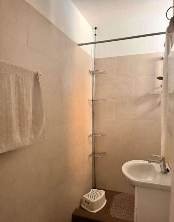 3 camere , decomandat ,  68 mp, lux , parcare , Plopilor Vechi 