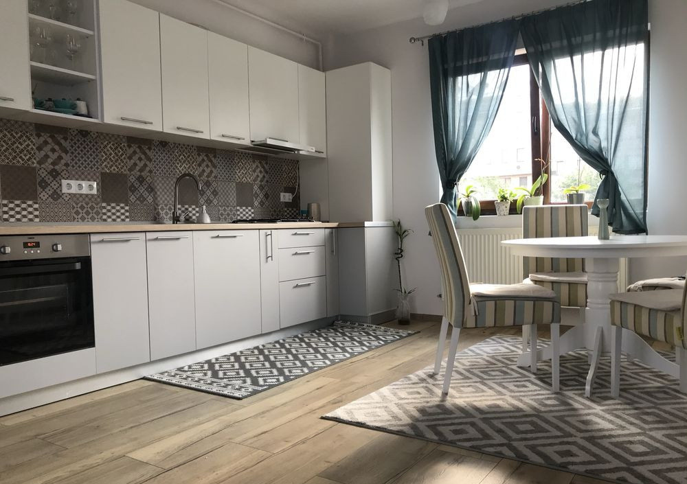 3 camere, 65 mp,  3 balcoane, zona str.Mircea Eliade, Centru