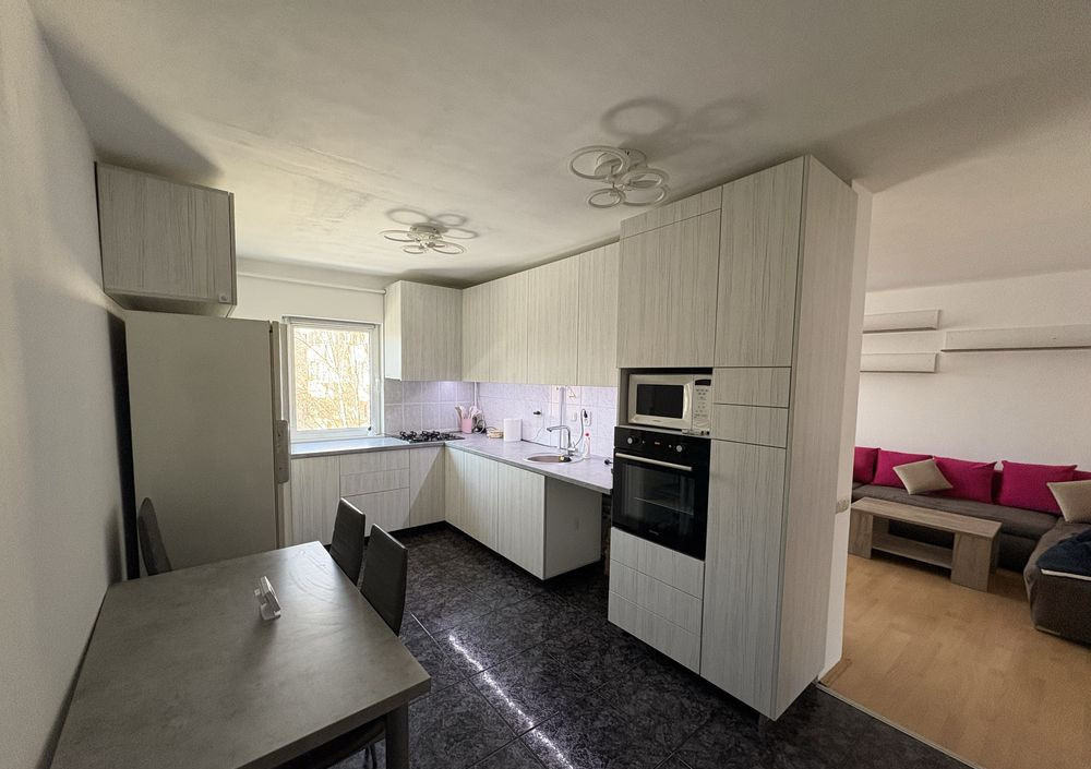 4 camere ,decomandat, 80 mp, 2 balcoane, parcare, zona str.Plopilor