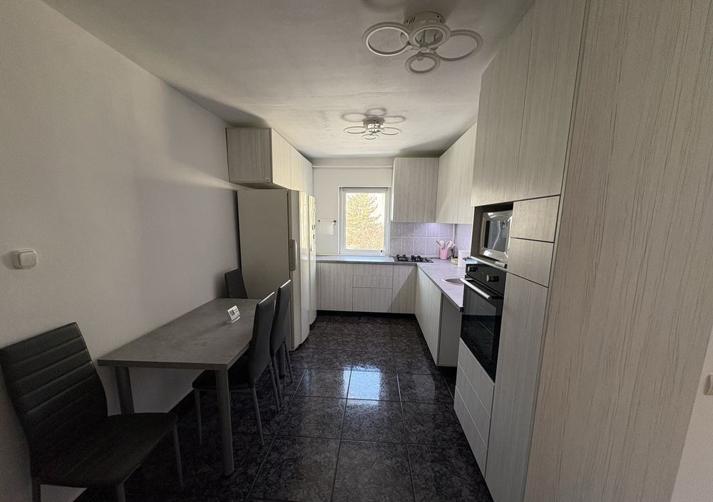 4 camere ,decomandat, 80 mp, 2 balcoane, parcare, zona str.Plopilor