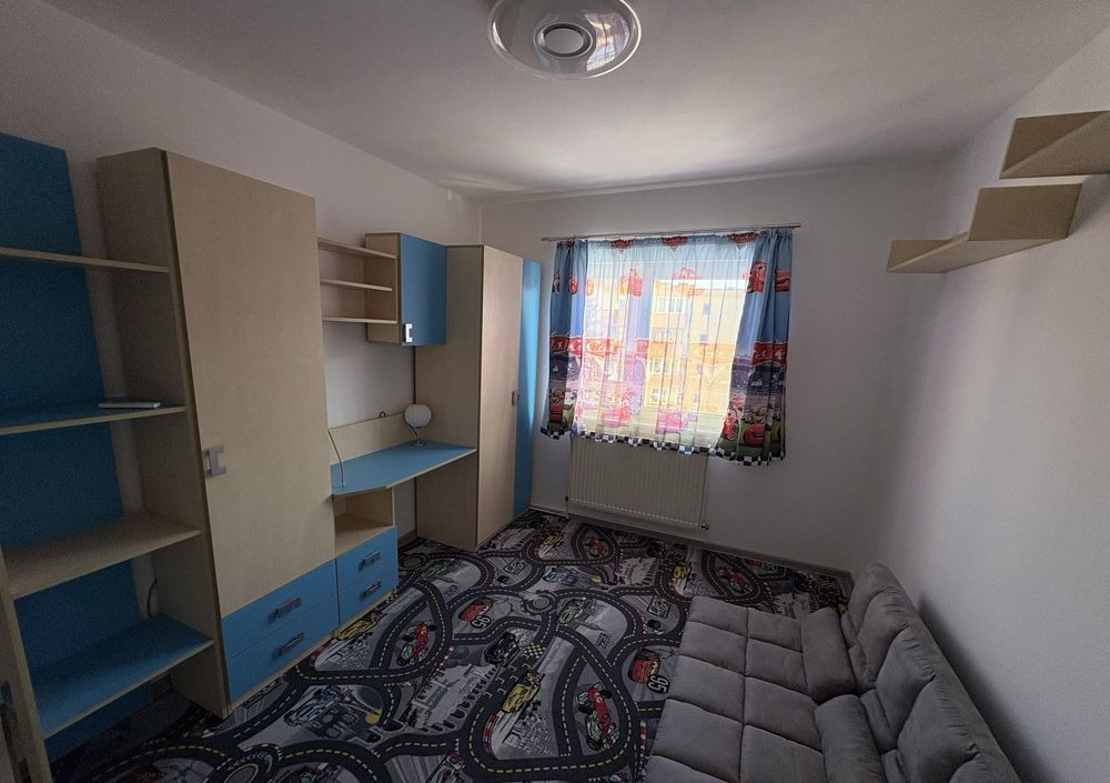 4 camere ,decomandat, 80 mp, 2 balcoane, parcare, zona str.Plopilor