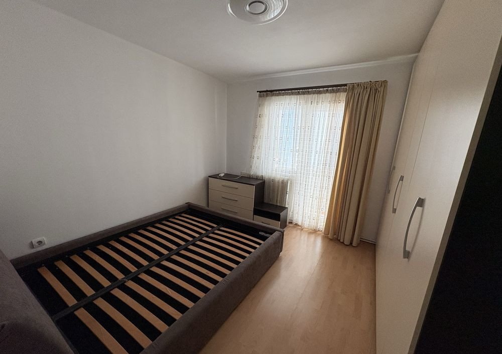 4 camere ,decomandat, 80 mp, 2 balcoane, parcare, zona str.Plopilor