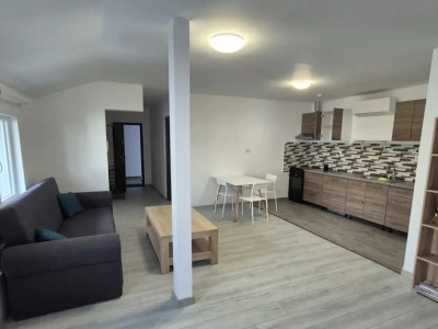 3 camere ,decomandat, 65 mp , parcare, terasa ,  Gheorgheni.