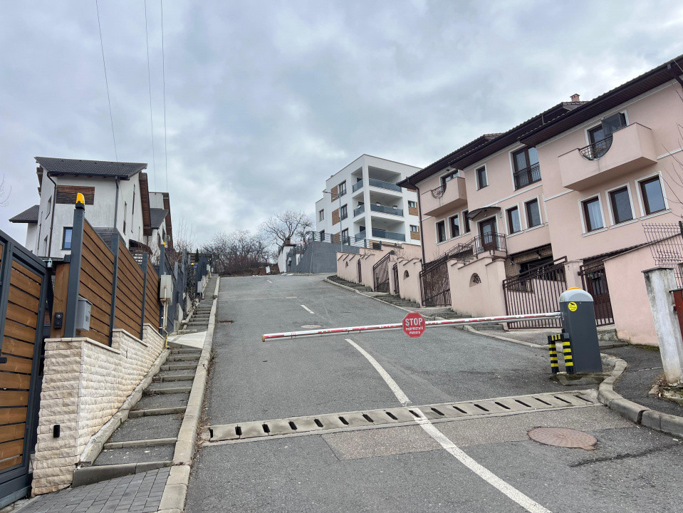 Apartament exclusivist, 92 mp, 2 niveluri, Curte 300mp , Piscină Gruia